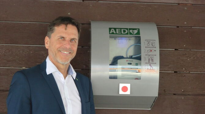 Pliezhausens Bürgermeister Christof Dold, hier bei der Präsentation eines neuen Defibrillators am Otwin-Brucker-Schulzentrum, is