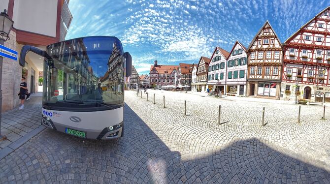 Die Firma Bottenschein, die in Bad Urach den Stadtverkehr bedient, stellte gestern einen Wasserstoff-Bus vor. Er hat ein polnisc