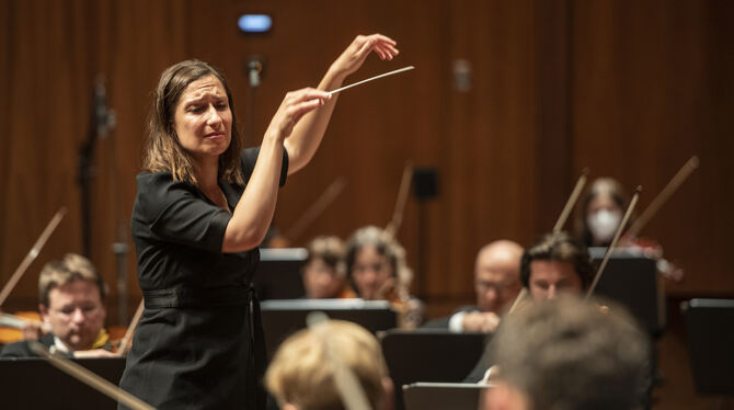 Ariane Matiakh leitete die Württembergische Philharmonie Reutlingen