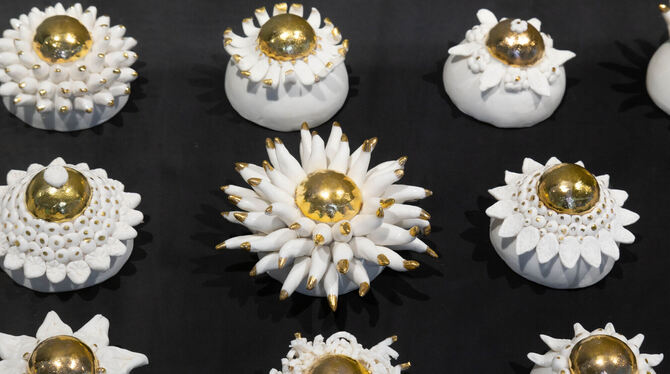 Weiße Keramik-Blüten mit Gold zeigt die Künstlerin Heidi Degenhardt. FOTO: INHOFF