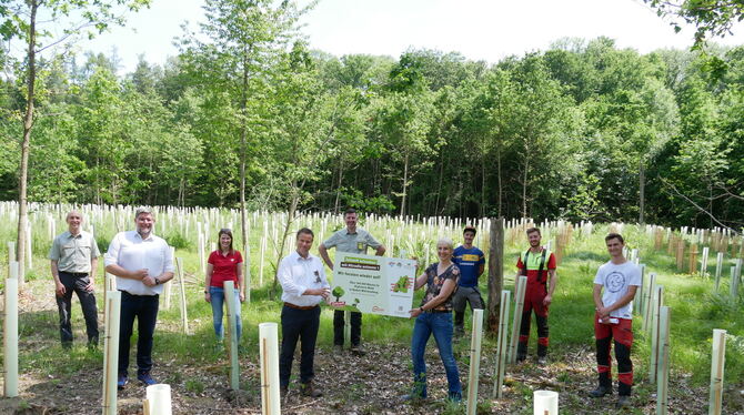 Zur Baumpflanzaktion im Metzinger Stadtwald kam Schirmherr Forstminister Peter Hauk (4. von links). Mit dabei Kreisforstleiter M