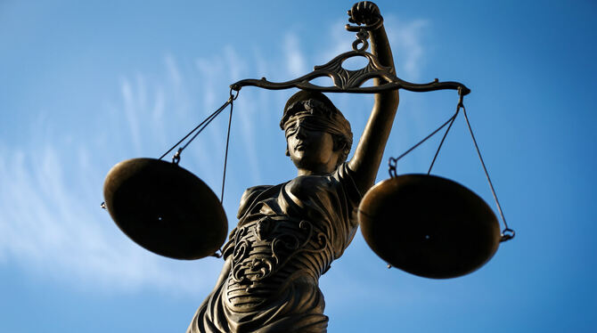 Eine Statue der Justitia hält eine Waage in ihrer Hand. Im Tübinger Landgericht ist jetzt ein 64-Jähriger wegen schweren sexuell
