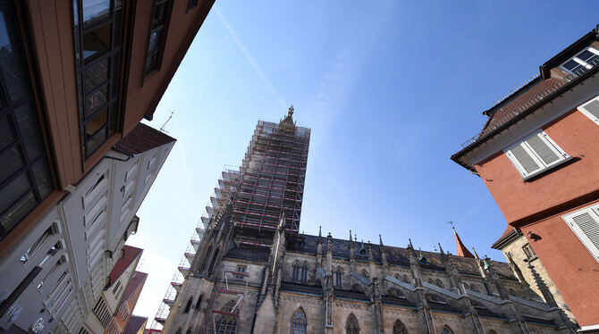 Nur der goldene Engel schaut noch heraus: Der Hauptturm der Marienkirche in Reutlingen ist fast komplett eingerüstet.