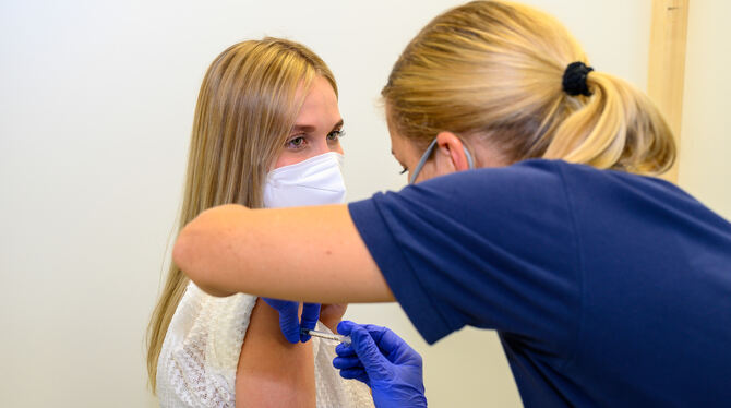 Eine Bosch-Mitarbeiterin bei der Impfung durch einer Werksärztin.
