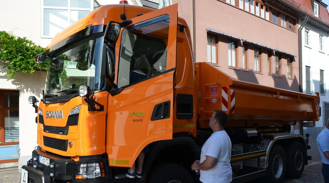 Fahrer Jan Diebold zeigt dem Gemeinderat den neuen Bauhof-Lastwagen.  FOTO: US