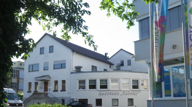 Gomaringer Tradition: das 1903 gegründete Gasthaus, rechts das Gebäude vom Gomaringer Verlag.  FOTOS: FÖRDER