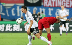 Mario Gomez (links) 2012 im EM-Spiel Deutschland gegen Portugal im Zweikampf mit Pepe.