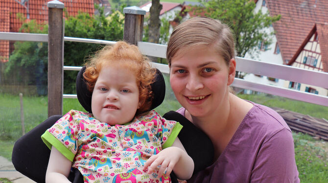 Für Silke Dreher ist ihre Tochter Ella ein kleiner Sonnenschein. Aber die Familie ist auf Spenden angewiesen.  FOTO: BLOCHING