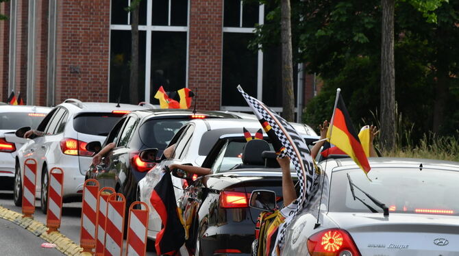 Autokorso in Reutlingen nach dem Sieg der Deutschen