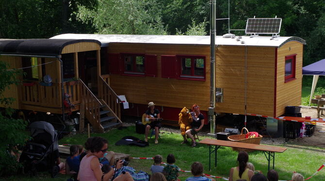 Hanna Herrlich und der Brummelbär setzten Akzente beim Einweihungsfest für den neuen Bauwagen des Waldkindergartens. FOTO: JOC Hanna Herrlich und der Brummelbär setzten Akzente beim Einweihungsfest für den neuen Bauwagen des Waldkindergartens. FOTO: JOC