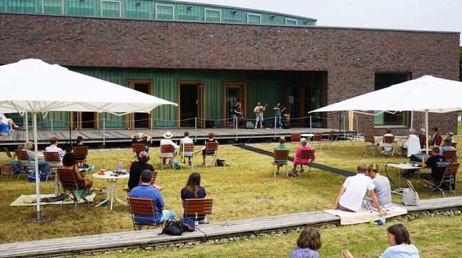 Ein besonderes Erlebnis in Gomaringen: Musikgenuss beim Picknicken.  FOTO: STRAUB