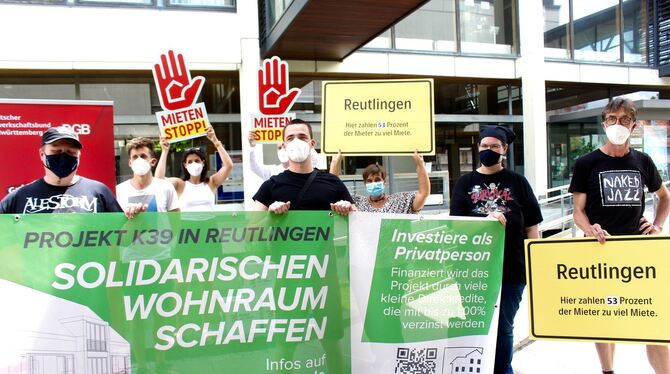 Mietenstopp-Aktion vor dem Reutlinger Rathaus: Gewerkschafter und Mitglieder des »Fanclubs kollektives Eigenheim« fordern einen