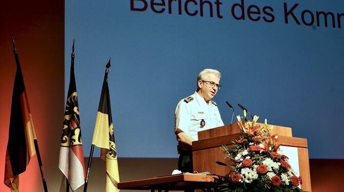 Feuerwehrkommandant Harald Herrmann bei seiner letzten Hauptversammlung. Für OB Thomas Keck gab’s eine Brandschutzjacke.