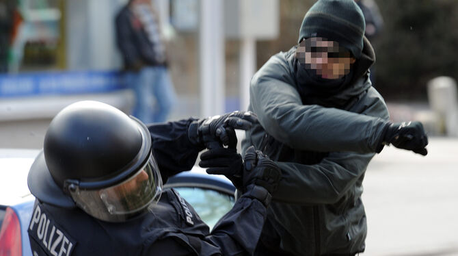 In Reutlingen ist im vergangenen Jahr die Zahl der tätlichen Angriffe auf Polizeibeamte stark gestiegen.  FOTO: REHDER/DPA