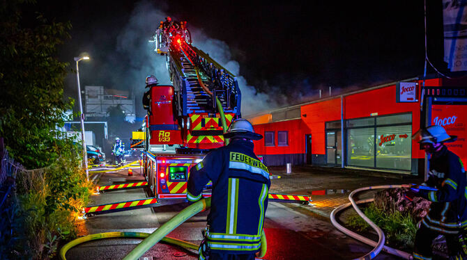 67 Feuerwehrleute löschten den Brand in einer Karosseriewerkstatt in Rottenburg.