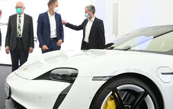 Von links: Ministerpräsident Winfried Kretschmann (links), Porsche-Vorstandsvorsitzender Oliver Blume und Tübingens Oberbürgerme