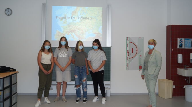 Cindy Holmberg mit Schülern der Werdenbergschule. FOTO: WURSTER