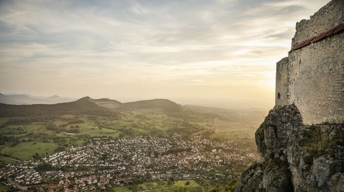 Blick von der Festungsruine Hohenneuffen auf Neuffen und das Hörnle mit seinem Steinbruch.  FOTO: STAATLICHE SCHLÖSSER UND GÄRTE
