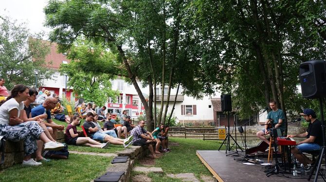 Noch regnet es nicht: Das Duo »For me and my sons« spielte zur Eröffnung des Steinlachstrands in Mössingen. FOTO: STRAUB Noch regnet es nicht: Das Duo »For me and my sons« spielte zur Eröffnung des Steinlachstrands in Mössingen. FOTO: STRAUB
