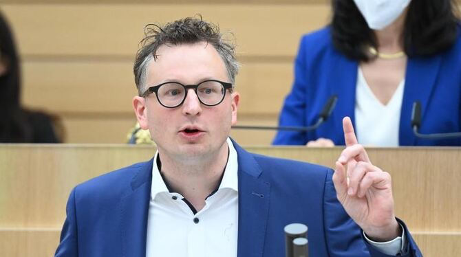 Andreas Schwarz redet im Landtag von Baden-Württemberg