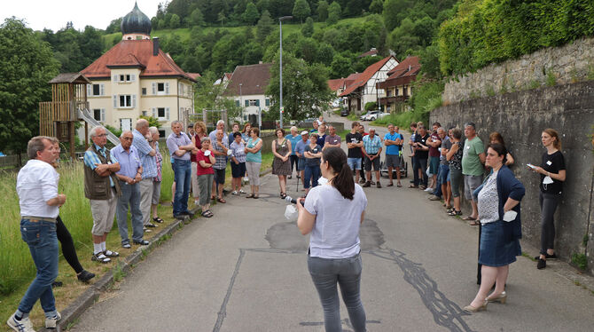 Beim Ortsspaziergang durch Bichishausen wurden zusammen mit den Einwohnern Vorschläge für eine schönere Ortsmitte gesammelt.  FO