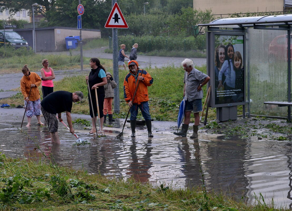 Aufräumarbeiten in der Nürnbergerstraße