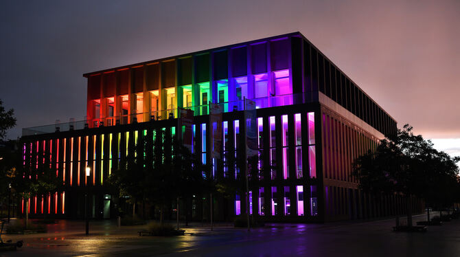 Die Reutlinger Stadthalle war an diesem Abend bunt illuminiert.