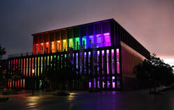Die Reutlinger Stadthalle war an diesem Abend bunt illuminiert.