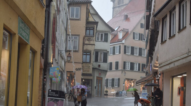 Ein heftiges Unwetter tobte gestern Abend durch Tübingen. Die Steinlachunterführung wurde komplett geflutet (Bild oben), in der