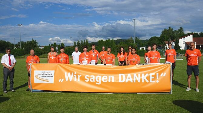 Gomaringens Bürgermeister Steffen Heß (links) ehrte besonders erfolgreiche Leichtathleten für ihre Leistungen im Stadion.  FOTO: