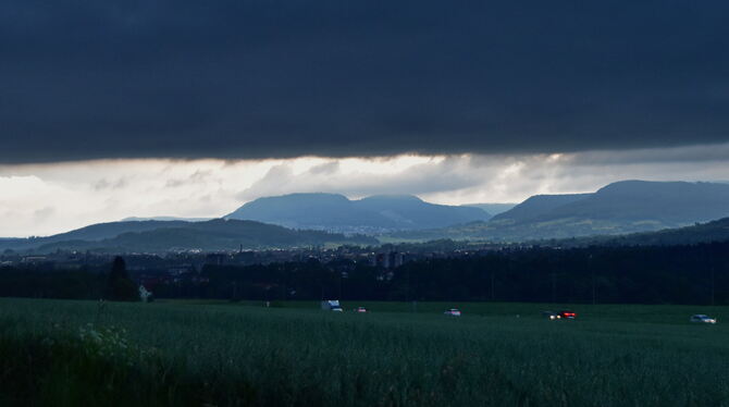 Starkregen-Wolkenwand zieht am Albtrauf vorbei – in der Bildmitte Öschingen mit dem Roßberg