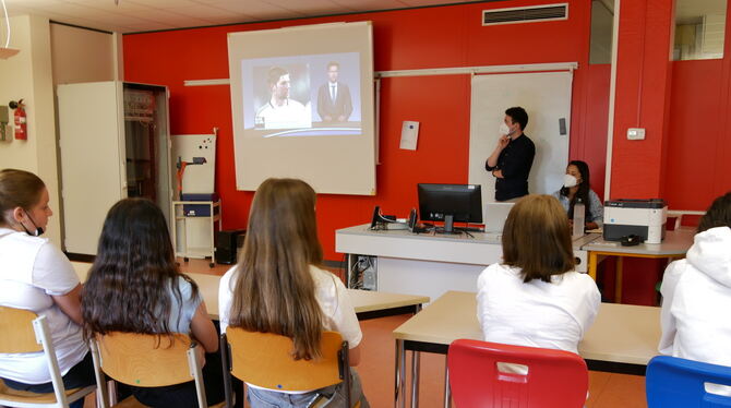 Die Schüler der 9b der Pliezhäuser Gemeinschaftsschule schauen sich ein Video zum Unterschied zwischen Youtubern und Nachrichten