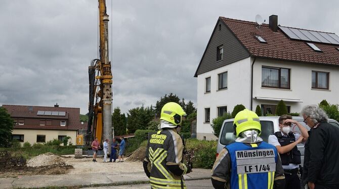 Die Münsinger Feuerwehr in Sichtweite des Erdbohrgerätes, das eine alte und in keinem Bauplan verzeichnete Gasleitung angebohrt