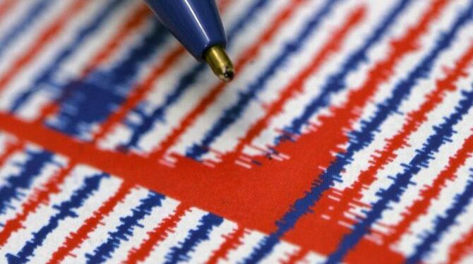 Ein Kugelschreiber zeigt auf den markierten Erdbeben-Ausschlag Ein Kugelschreiber zeigt auf den markierten Erdbeben-Ausschlag