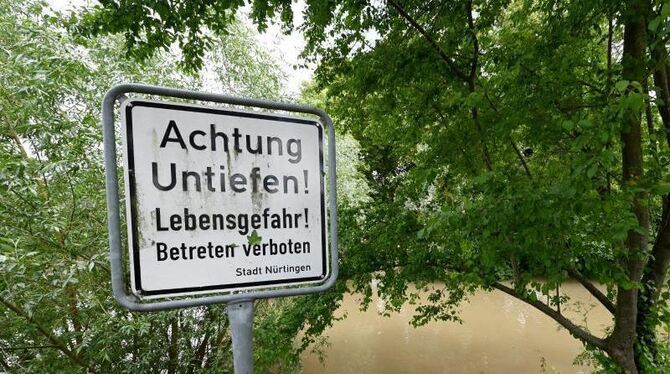 »Betreten verboten«-Schild am Neckarufer bei Nürtingen