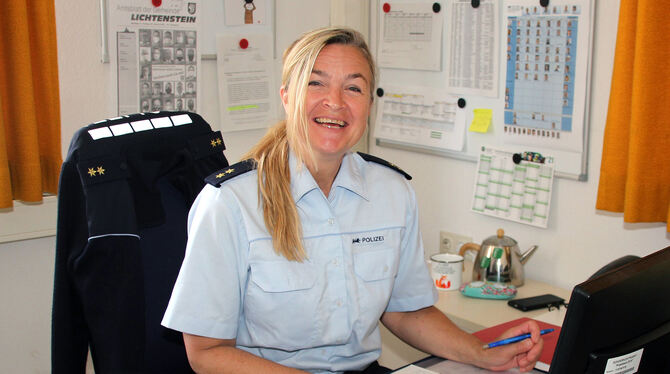 Martina Kaplan an ihren Arbeitsplatz im Pfullinger Polizeirevier.  FOTO: LEIPPERT