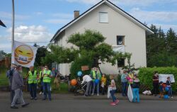 Die Gegendemonstranten der Querdenker ziehen mit bunten Ballons durch Ofterdingen.  FOTO: STB