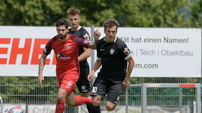 Schwungrad im Reutlinger Spiel: Rückkehrer Tom Schiffel (am Ball). Im Hintergrund: Tim Schwaiger.