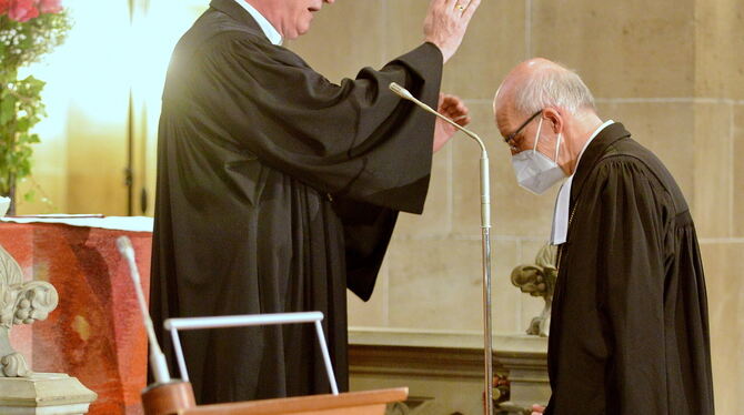 Bischof Frank Otfried July entpflichtete Christian Rose (rechts). FOTO: NIETHAMMER Bischof Frank Otfried July entpflichtete Christian Rose (rechts). FOTO: NIETHAMMER