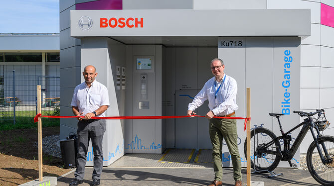 Eröffnung der zweiten Bike-Garage bei Bosch (links Murat Sezgin, Betriebsrat, rechts Clemens Eiche, Werkleiter)