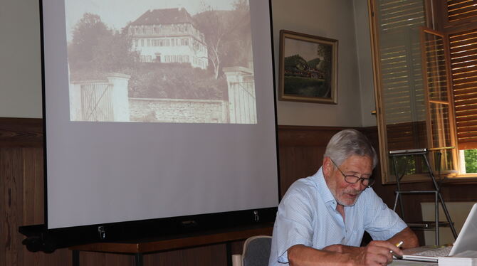Eberhard Zacher referierte über  die 150-jährige Geschichte der  Buttenhausener Juden.  FOTO: BLOCHING