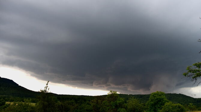 Die Superzelle des Unwetters erreicht von Hechingen her den Landkreis Tübingen.  FOTO: MEYER