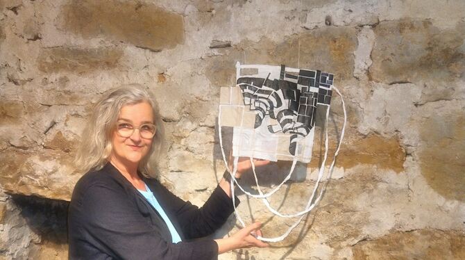 Barbara Wünsche-Kehle mit einem Papier-Draht-Objekt aus ihrer Werkgruppe »Travellers«.  FOTOS: BÖHM