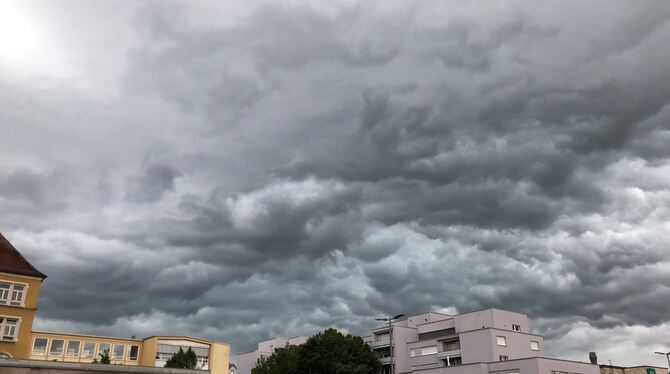 Die Gewitterfront zieht von Tübingen Richtung Reutlingen.