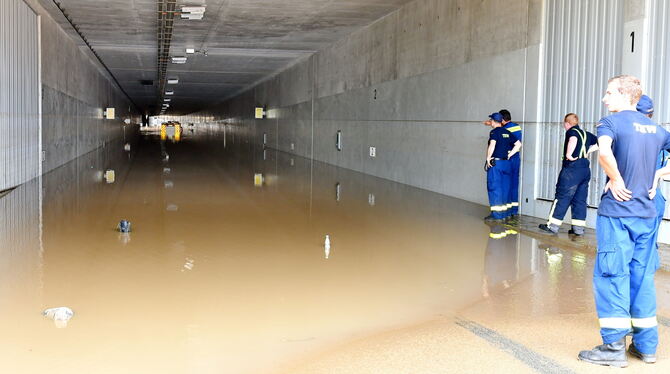 Feuerwehrauto im überfluteten Dußlinger Tunnel am Tag danach, als schon ein Teil des Wassers abgepumpt war.  FOTO: MEYER