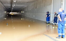Feuerwehrauto im überfluteten Dußlinger Tunnel am Tag danach, als schon ein Teil des Wassers abgepumpt war.  FOTO: MEYER