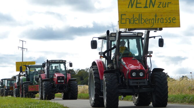 Gegen die geplante Endelbergtrasse der B 27 neu protestieren nicht nur Landwirte. Auch der Nehrener Gemeinderat hat das Vorhaben