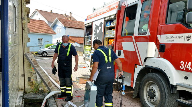 Zwei von Hunderten: In Betzingen wurden auch gestern noch wie vielerorts Keller von der Feuerwehr leer gepumpt. FOTOS: NIETHAMME