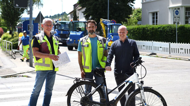 Philipp Riethmüller, Jochen Strey und Andreas Witzemann (von rechts) stellten die Baumaßnahme vor.  FOTO: PIETH