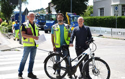 Philipp Riethmüller, Jochen Strey und Andreas Witzemann (von rechts) stellten die Baumaßnahme vor.  FOTO: PIETH